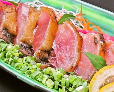 種鶏のたたき 858円